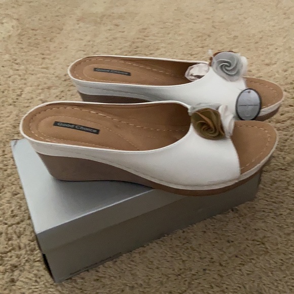 Off White leather Sandals with Flower at Front - Picture 4 of 5